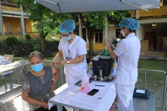 Nhân viên y tế tiêm vaccine phòng COVID-19 cho người dân tại huyện Thạch An, tỉnh Cao Bằng. (Ảnh: Chu Hiệu/TTXVN)