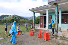 Truy vết, khai báo y tế tại ổ dịch COVID-19 xã Bản Giang, huyện Tam Đường, tỉnh Lai Châu. (Ảnh: Nguyễn Oanh/TTXVN)