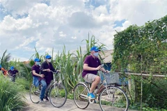 Du khách trải nghiệm cảnh đẹp ở các điểm đến như Thạnh An, Thiềng Liềng, Vàm Sát... tại huyện Cần Giờ bằng xe đạp. (Ảnh: Mỹ Phương/TTXVN)