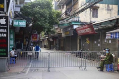 Hàng rào được dựng đầu ngõ 8, đường Lê Quang Đạo (Phú Đô, Nam Từ Liêm). (Ảnh: Tuấn Đức/TTXVN)