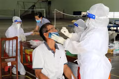 Các cơ sở y tế ở Ninh Thuận xét nghiệm SARS-CoV-2 bằng kỹ thuật test nhanh kháng nguyên cho trường hợp xét nghiệm dịch vụ. (Ảnh: Công Thử/TTXVN)