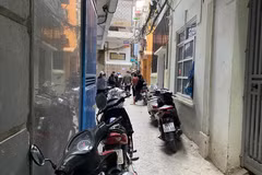 Người dân tập trung tại hiện trường vụ cháy. (Nguồn: laodong.vn)