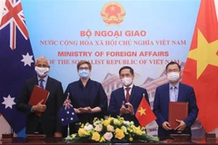 Bộ trưởng Ngoại giao Bùi Thanh Sơn và Bộ trưởng Ngoại giao Australia Marise Payne chứng kiến lễ ký biên bản ghi nhớ giữa hai bên. (Ảnh: Lâm Khánh/TTXVN)