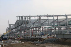 Thi công nhà xưởng Công ty TNHH Global Running trong Cụm công nghiệp Gia Thuận I. (Ảnh: Minh Trí/TTXVN)