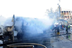 Lực lượng cứu hỏa dập lửa xe buýt chở các quân nhân Syria bị đánh bom ở Damascus, ngày 20/10. (Ảnh minh họa: AFP/TTXVN)