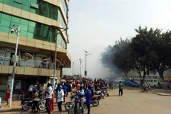 Khói bốc lên tại hiện trường vụ nổ ở trung tâm thủ đô Kampala, Uganda ngày 16/11/2021. (Ảnh: Reuters/TTXVN)