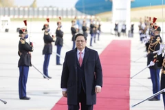 Lễ đón Thủ tướng Phạm Minh Chính tại sân bay Orly, thủ đô Paris. (Ảnh: Dương Giang/TTXVN)