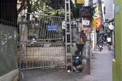 Hàng rào được dựng tại ngách 8/11/150/4, tổ dân phố số 5, đường Lê Quang Đạo. (Ảnh: Tuấn Đức/TTXVN)
