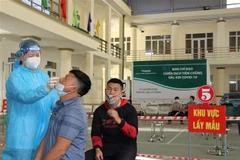 Lấy mẫu xét nghiệm tại Trung tâm Kiểm soát bệnh tật (CDC) tỉnh Yên Bái. (Ảnh: Tiến Khánh/TTXVN)