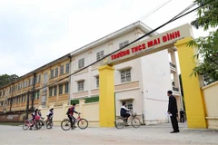 Học sinh lớp 9 trường THCS Mai Đình, huyện Sóc Sơn đi học trở lại trong sáng 22/11. (Ảnh: Thanh Tùng/TTXVN)