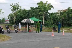 Lực lượng chức năng lập các chốt ở xã Thạch Trung. (Ảnh: TTXVN)