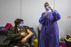 Nhân viên y tế tiêm vaccine phòng COVID-19 cho người dân tại Cairo, Ai Cập, ngày 4/3. (Ảnh: AFP/ TTXVN)