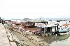 Cảng tàu Quan Lạn (huyện Vân Đồn, Quảng Ninh) thường bị triều kiệt, các tàu lớn khó cập cảng đón trả khách. (Ảnh: TTXVN phát)