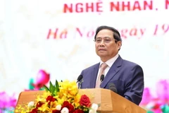 Thủ tướng Phạm Minh Chính chúc mừng các đại biểu già làng, trưởng bản, nghệ nhân và người có uy tín tiêu biểu. (Ảnh: Dương Giang/TTXVN)