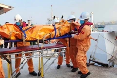 Hiện trường vụ chìm sà lan cách đảo Lý Sơn 4 hải lý. (Ảnh: TTXVN phát)