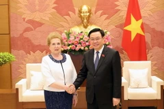 Chủ tịch Quốc hội Vương Đình Huệ tiếp Phó Chủ tịch thứ nhất Quốc hội Hungary Márta Mátrai. (Ảnh: Nhan Sáng/TTXVN)