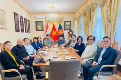 Đại sứ Nguyễn Thị Bích Thảo gặp mặt kiều bào Việt Nam và các thành viên Câu lạc bộ Trường Sa tại Hungary chuẩn bị cho chuyến đi của đoàn kiều bào về thăm Trường Sa và các nhà giàn năm 2024. (Ảnh: TTXVN phát)