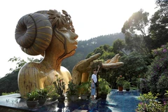 Một hình tượng nghệ thuật tại Cầu Mây - studio Tam Đảo thu hút du khách thăm quan. (Ảnh: Hoàng Hùng/TTXVN)