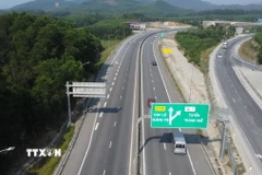 Phương tiện lưu thông trên tuyến cao tốc Cam Lộ-La Sơn. (Ảnh: TTXVN)