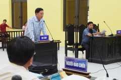 Bị cáo Huỳnh Quốc Nam trình bày tại phiên xét xử sơ thẩm vào chiều ngày 16/4. (Ảnh: Huỳnh Anh/TTXVN)