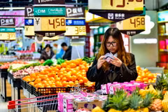 Người dân mua sắm tại siêu thị ở tỉnh Sơn Đông, Trung Quốc. (Ảnh: THX/TTXVN)