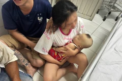 Bé trai tử vong tên N.H.T (sinh ngày 15/7/2023) và gia đình. (Ảnh: TTXVN phát)