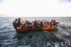 Người di cư lênh đênh trên Địa Trung Hải ở ngoài khơi bờ biển thành phố Sfax, Tunisia. (Ảnh: AFP/TTXVN)