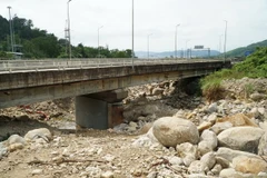 Đợt sạt lở tháng 10/2022 khiến hàng trăm khối đá lớn, nặng hàng tấn nằm ngổn ngang dưới gầm cầu khu vực suối Lương chảy qua đường dẫn phía Nam hầm Hải Vân. (Ảnh: Quốc Dũng/TTXVN)