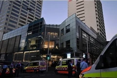 Cảnh sát phong tỏa bên ngoài trung tâm thương mại Westfield Bondi Junction ở Sydney, nơi xảy ra vụ tấn công bằng dao, ngày 13/4/2024. (Ảnh: AP/TTXVN)