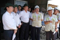 Bí thư Thành ủy Cần Thơ Nguyễn Văn Hiếu kiểm tra công trường thi công đường Vành đai phía Tây tại quận Ô Môn. (Ảnh: Thanh Liêm/TTXVN)