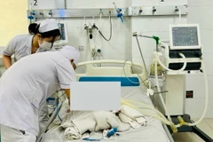 Sở Y tế tỉnh Bình Dương đã chỉ đạo Bệnh viện Đa khoa tỉnh điều động bác sỹ nhi khoa và bác sỹ hồi sức dày dạn kinh nghiệm để khám, điều trị cho bé. (Ảnh: TTXVN phát)