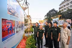 Các cựu chiến binh tham quan triển lãm. (Ảnh: Thu Hương/TTXVN)