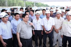 Thủ tướng Phạm Minh Chính động viên, giao nhiệm vụ cho các đơn vị thi công dự án cao tốc Hoài Nhơn- Quy Nhơn đoạn qua tỉnh Bình Định. (Ảnh: Dương Giang/TTXVN)