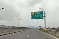 Biển chỉ dẫn chỉ vào lối ra ở nút giao Đồng Thắng trong khi nút giao đã bị đóng mà không hề có thông báo, cảnh báo hay chỉ dẫn. (Ảnh: Hoa Mai/TTXVN)