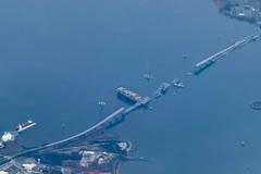 Hiện trường vụ sập cầu Francis Scott Key ở thành phố Baltimore, bang Maryland (Mỹ), sau khi bị tàu chở hàng đâm trúng, ngày 31/3/2024. (Ảnh: AFP/TTXVN)