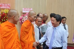 Bộ trưởng, Chủ nhiệm Ủy ban Dân tộc Hầu A Lềnh với các đại biểu chức sắc, người có uy tín. (Ảnh: Lê Sen/TTXVN)