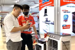 Nhân viên bán hàng giới thiệu sản phẩm quạt lạnh đến người tiêu dùng Thành phố Hồ Chí Minh. (Ảnh: Mỹ Phương/TTXVN)