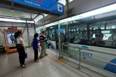 Hành khách lên xuống tại nhà chờ Hoàng Đạo Thúy. (Ảnh: Huy Hùng/TTXVN)