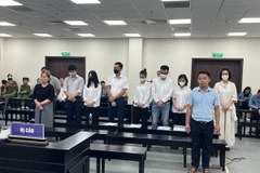 Các bị cáo trả lời thẩm vấn trước tòa ngày 17/4. (Ảnh: Kim Anh/TTXVN)