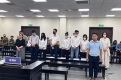 Các bị cáo trả lời thẩm vấn trước tòa ngày 17/4. (Ảnh: Kim Anh/TTXVN)