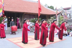 Các nghệ nhân làng Xoan gốc biểu diễn Hát Xoan tại Đình Hùng Lô, xã Hùng Lô, thành phố Việt Trì đã thu hút đông đảo người dân và du khách tham gia. (Ảnh TTXVN phát)