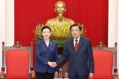 Trưởng Ban Nội chính Trung ương Phan Đình Trạc tiếp Bộ trưởng Tư pháp Trung Quốc Hạ Vinh đang thăm và làm việc tại Việt Nam. (Ảnh: Phương Hoa/TTXVN)