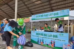 Người dân Huế đưa rác đến đổi quà tại Ngày hội giảm nhựa tại Thừa Thiên-Huế năm 2024. (Ảnh: Mai Trang/TTXVN)