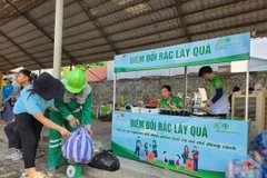 Người dân Huế đưa rác đến đổi quà tại Ngày hội giảm nhựa tại Thừa Thiên-Huế năm 2024. (Ảnh: Mai Trang/TTXVN)