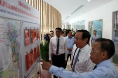 Bí thư Thành ủy Thành phố Hồ Chí Minh Nguyễn Văn Nên nghe giới thiệu về quyết định thành lập và chỉ định nhân sự các khu phố của phường Hiệp Bình Phước. (Ảnh: Tiến Lực/TTXVN)