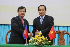 Ông Vương Bình Thạnh, Chủ tịch tỉnh An Giang (phải) và Ngài Lay Vannak, Tỉnh Trưởng tỉnh Takeo, Campuchia ký thỏa thuận hợp tác giữa hai tỉnh. (Ảnh: Công Mạo/TTXVN)