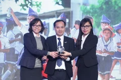 Đại diện Tập đoàn TH nhận Giải Sáng kiến tốt nhất về sức khỏe học đường tại Gulfood Dubai 2016. (Nguồn: Tập đoàn TH)