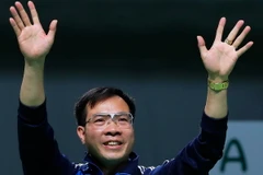 Xạ thủ Hoàng Xuân Vinh sau khi giành chiến thắng. (Nguồn: EPA/TTXVN)