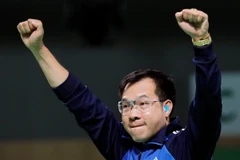 Xạ thủ Hoàng Xuân Vinh sau khi giành chiến thắng. (Nguồn: EPA/TTXVN)