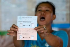  Nhân viên cơ quan bầu cử Thái Lan kiểm phiếu tại thủ đô Bangkok. (Nguồn: EPA/TTXVN)